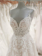 Vestido de novia de tul color marfil con tirantes y escote en V para playa