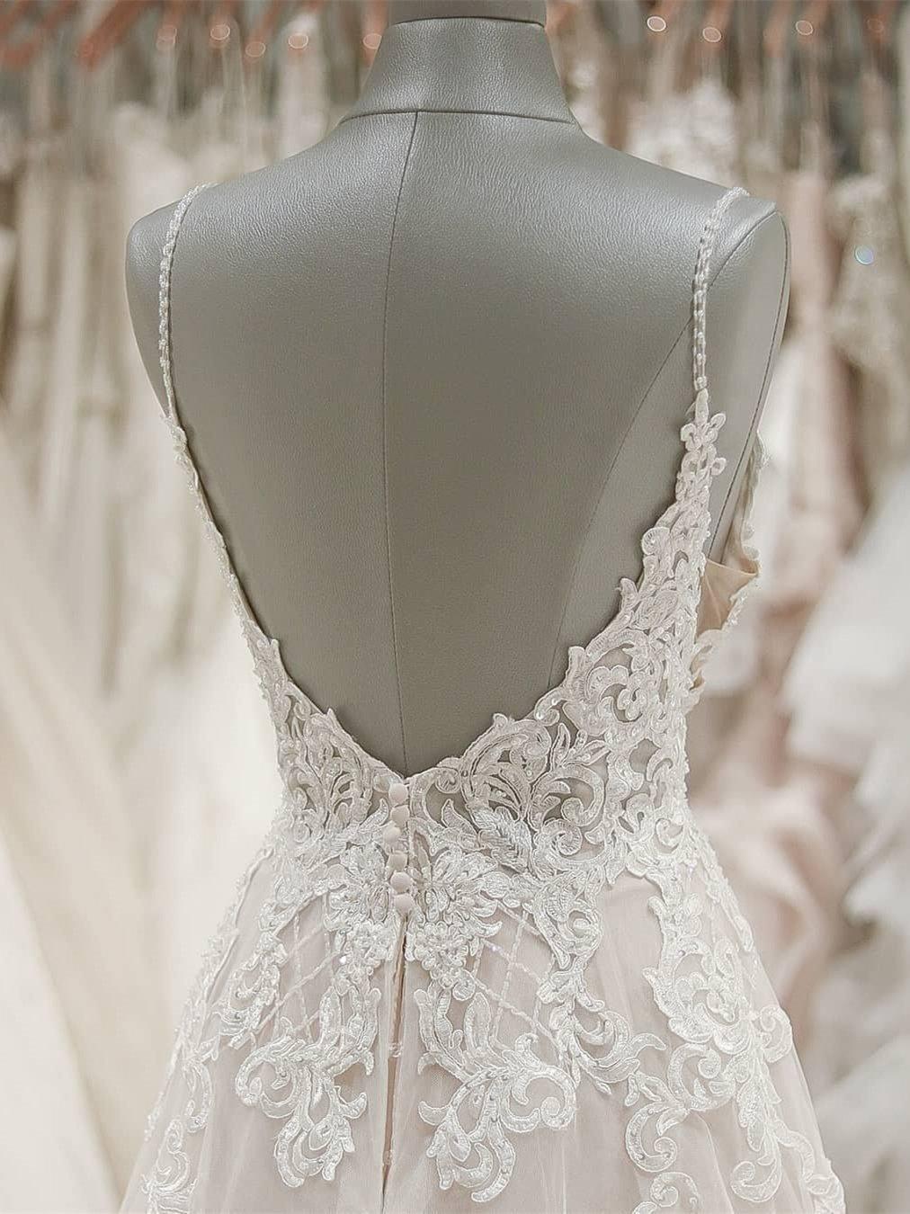 Vestido de novia de tul color marfil con tirantes y escote en V para playa