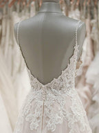 Vestido de novia de tul color marfil con tirantes y escote en V para playa