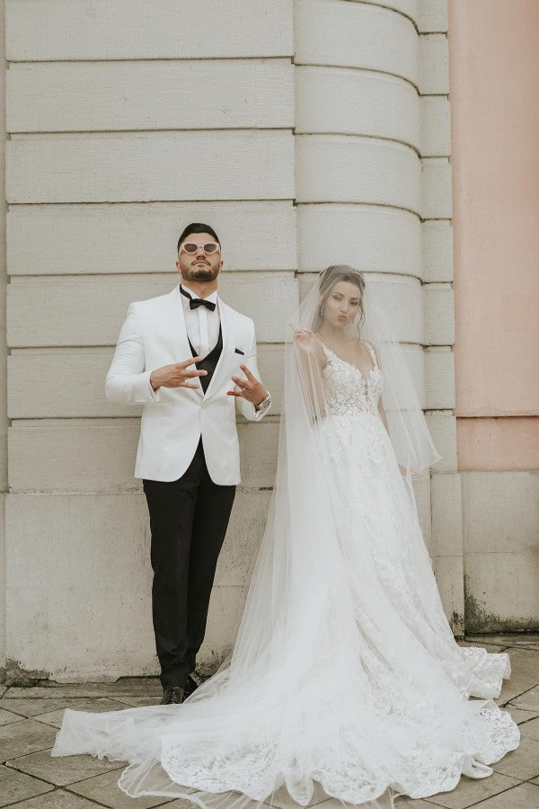 Backless Straps Sleeveless Lace Wedding Dress Appliques A-Line Chapel Train