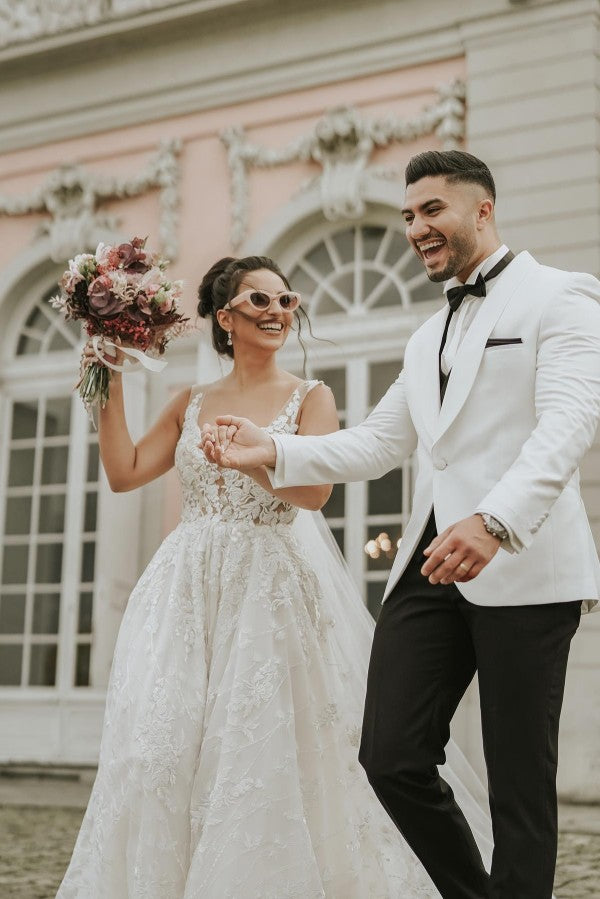Backless Straps Sleeveless Lace Wedding Dress Appliques A-Line Chapel Train