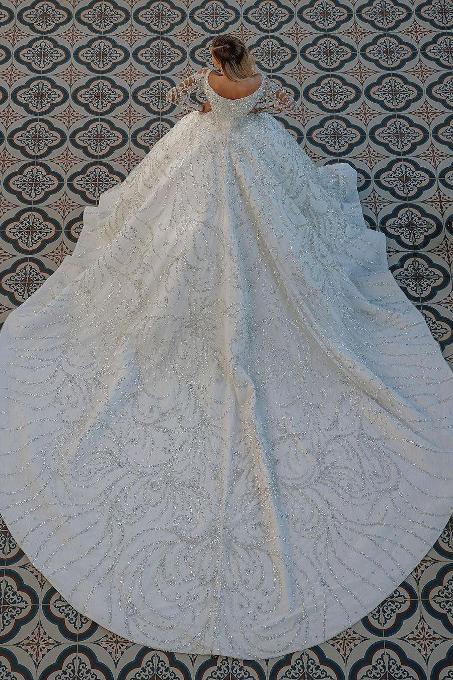 Vestidos de Noiva Luxuosos de Manga Comprida com Saia Rodada