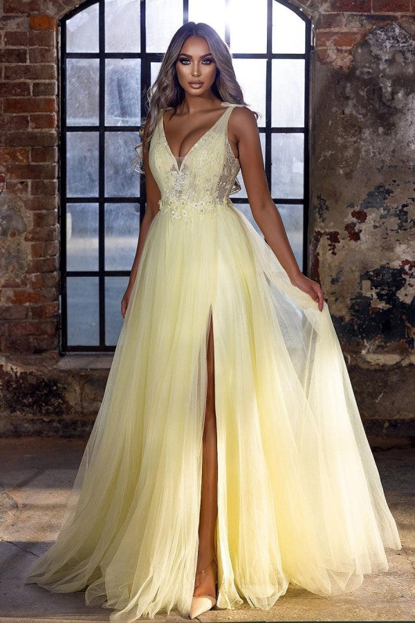 Robe de bal longue évasée en tulle avec appliques en dentelle, col en V et fente spectaculaire