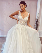 Deslumbrante Vestido de Noiva Comprido em Linha A com Decote em V e Costas Descobertas com Rendas Aplicadas