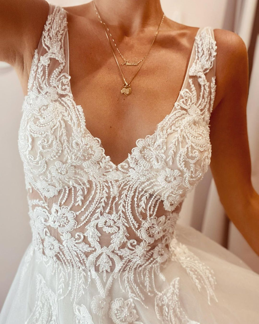 Deslumbrante Vestido de Noiva Comprido em Linha A com Decote em V e Costas Descobertas com Rendas Aplicadas