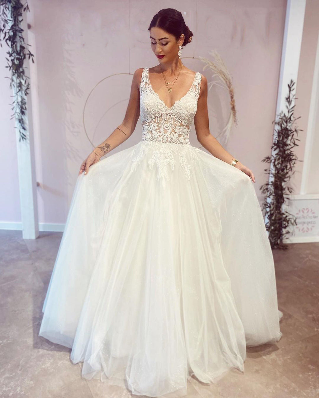 Deslumbrante Vestido de Noiva Comprido em Linha A com Decote em V e Costas Descobertas com Rendas Aplicadas