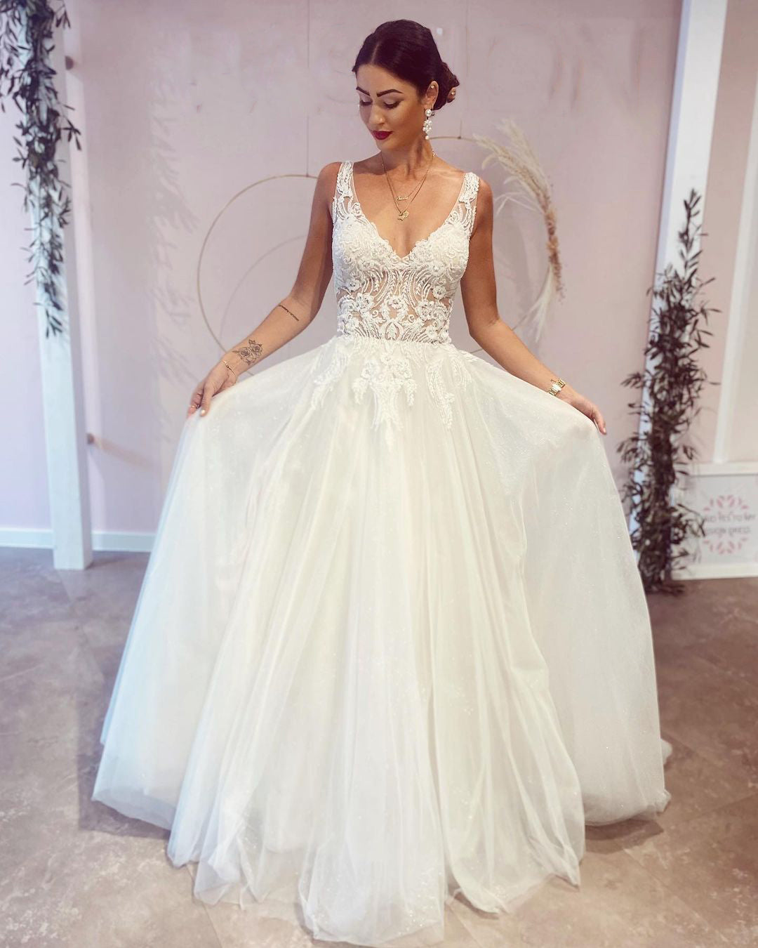 Deslumbrante Vestido de Noiva Comprido em Linha A com Decote em V e Costas Descobertas com Rendas Aplicadas