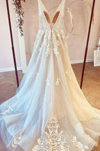Abito da sposa lungo a linea ad A con scollo a V, tulle e pizzo floreale meraviglioso