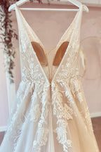 Abito da sposa lungo a linea ad A con scollo a V, tulle e pizzo floreale meraviglioso