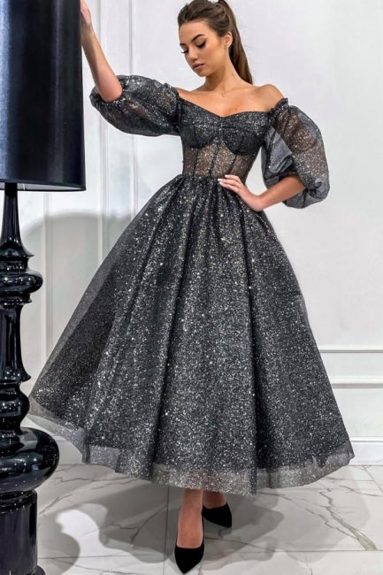 Éblouissante robe de bal longue grise en ligne A, à paillettes, décolletée épaules nues avec manches courtes
