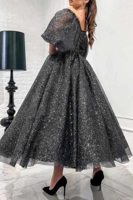 Éblouissante robe de bal longue grise en ligne A, à paillettes, décolletée épaules nues avec manches courtes