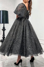 Éblouissante robe de bal longue grise en ligne A, à paillettes, décolletée épaules nues avec manches courtes