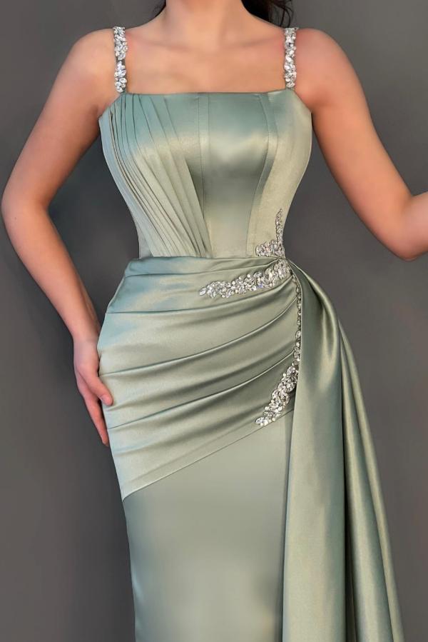 Robe de bal longue sirène en satin avec encolure carrée et traîne balayante sur le côté, éblouissante