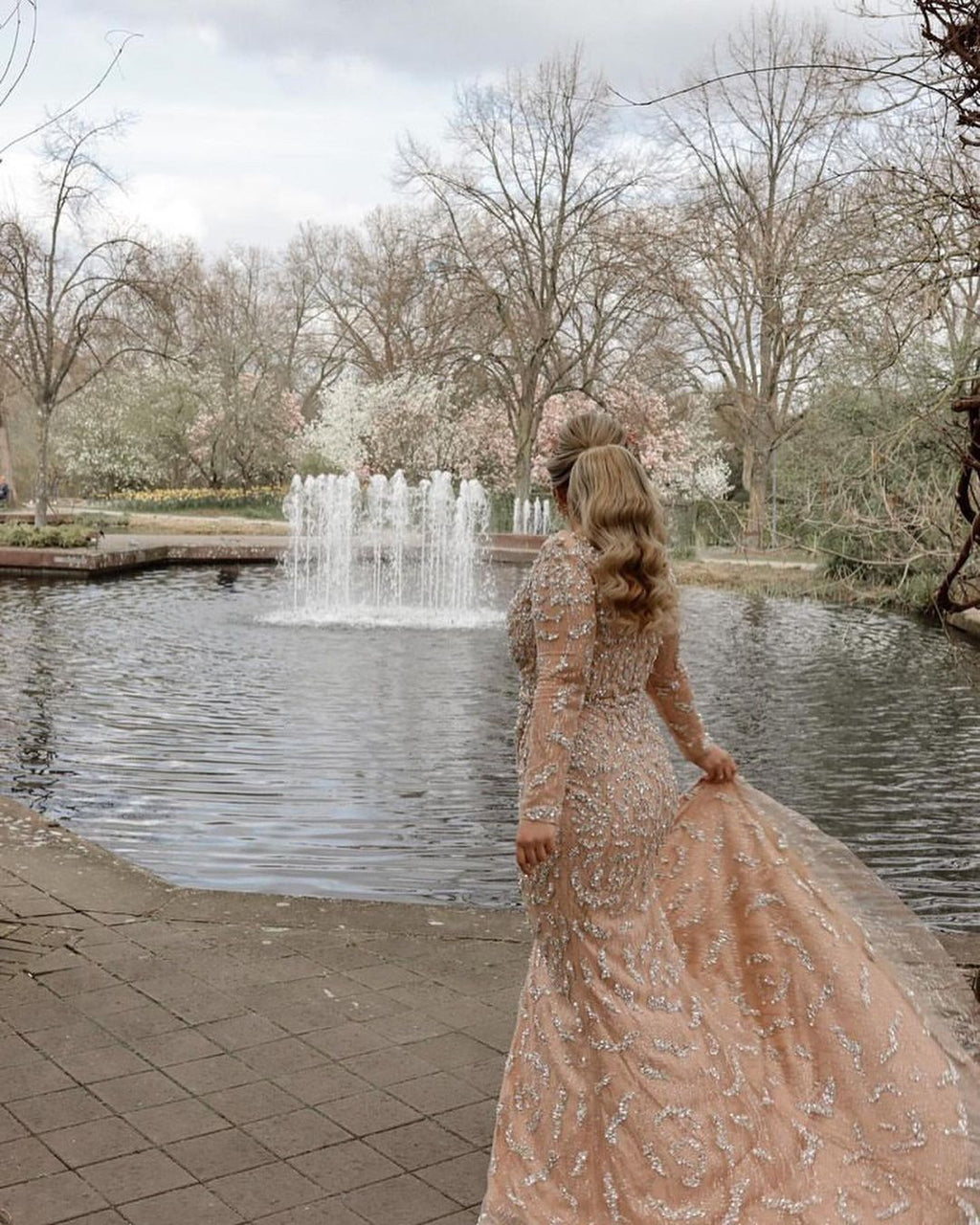 Abito da sposa lungo a sirena con scollo a V, pizzo davanti, spacco e maniche