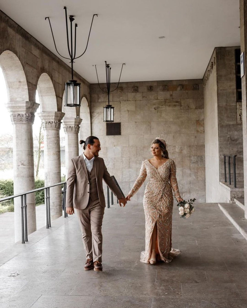 Abito da sposa lungo a sirena con scollo a V, pizzo davanti, spacco e maniche