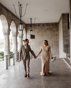 Abito da sposa lungo a sirena con scollo a V, pizzo davanti, spacco e maniche