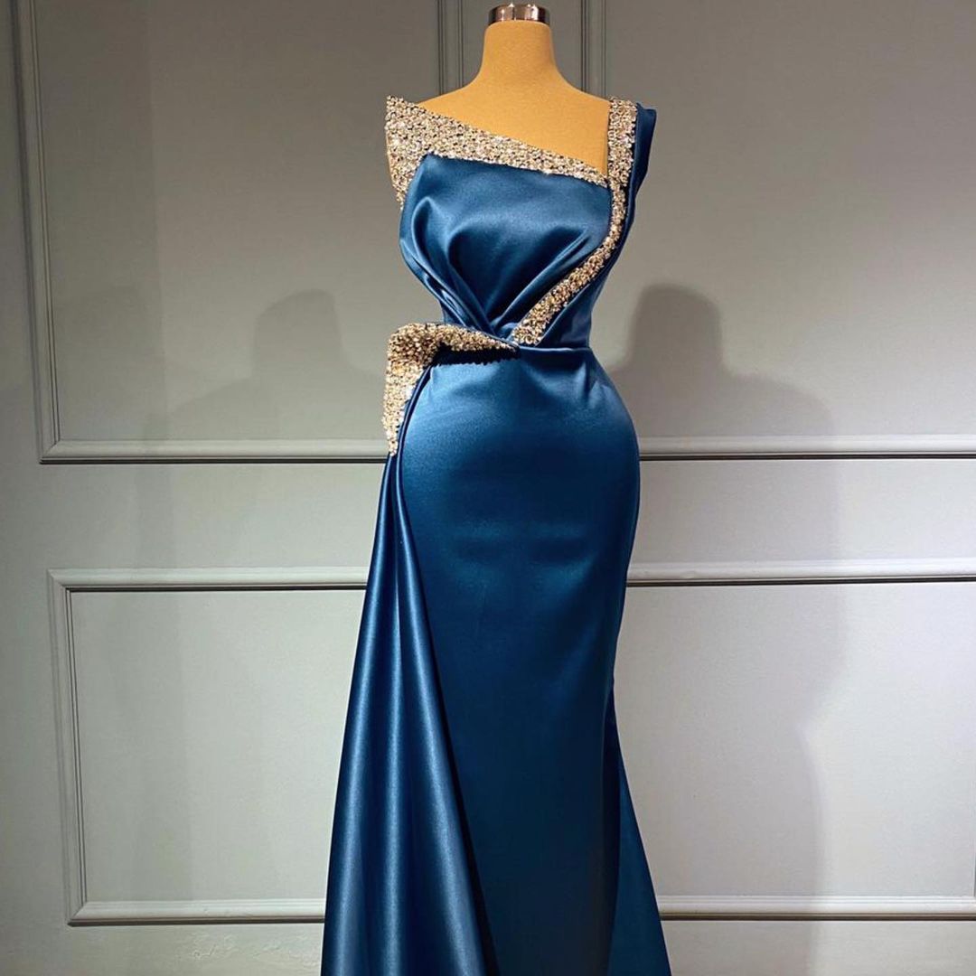 Impresionante vestido de fiesta de sirena de satén elástico con un solo hombro
