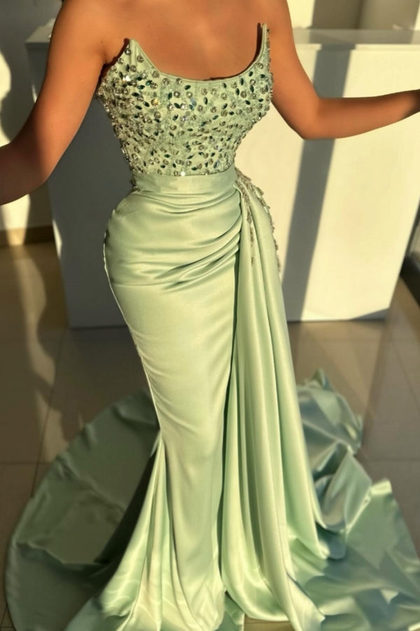 Impresionante vestido de fiesta largo de sirena color salvia, sin tirantes, con cuentas y joya, sin mangas