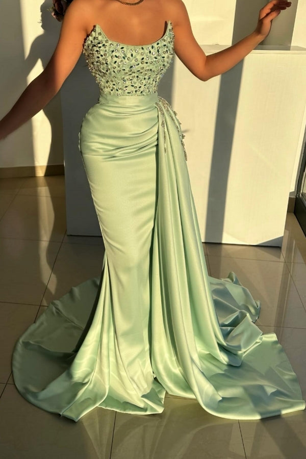 Impresionante vestido de fiesta largo de sirena color salvia, sin tirantes, con cuentas y joya, sin mangas