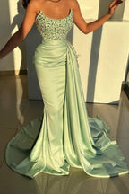 Impresionante vestido de fiesta largo de sirena color salvia, sin tirantes, con cuentas y joya, sin mangas