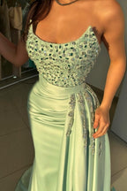 Impresionante vestido de fiesta largo de sirena color salvia, sin tirantes, con cuentas y joya, sin mangas