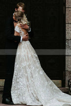 Impresionante vestido de novia estilo princesa con encaje floral y hombros descubiertos