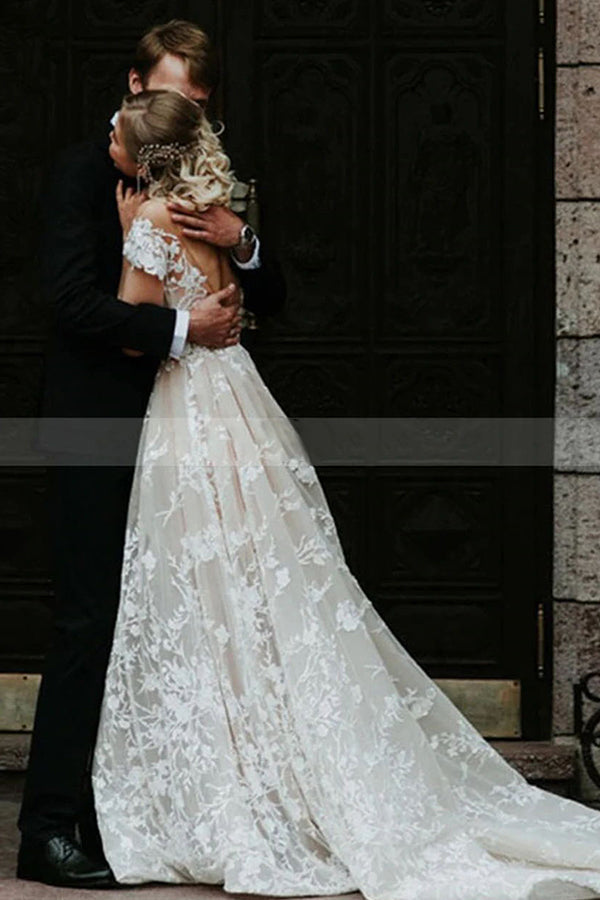 Impresionante vestido de novia estilo princesa con encaje floral y hombros descubiertos