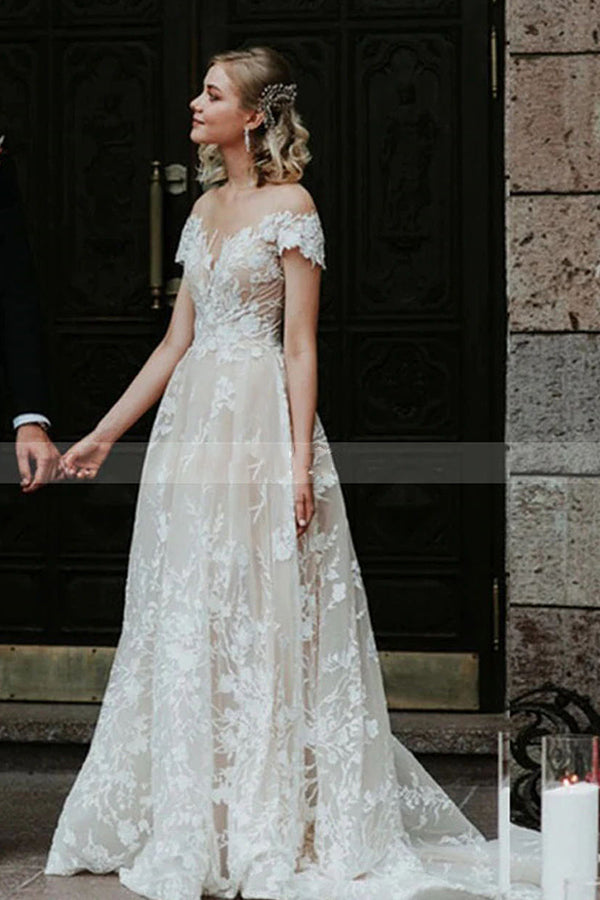 Impresionante vestido de novia estilo princesa con encaje floral y hombros descubiertos