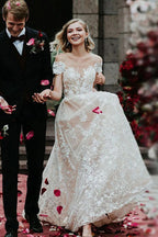 Impresionante vestido de novia estilo princesa con encaje floral y hombros descubiertos