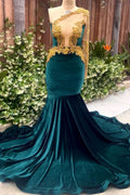 Éblouissante robe de bal sirène vert foncé à une épaule avec ornement doré en relief, robe moulante de soirée