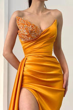 Atemberaubendes langes ärmelloses Abendkleid aus Satin mit Seitenschlitz