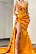 Atemberaubendes langes ärmelloses Abendkleid aus Satin mit Seitenschlitz