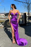 Vestido de noite deslumbrante, sensual, em cetim, com decote em V e corte sereia, com racha lateral