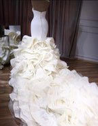 Robe de mariée sirène époustouflante sans bretelles en organza à volants superposés avec passepoil