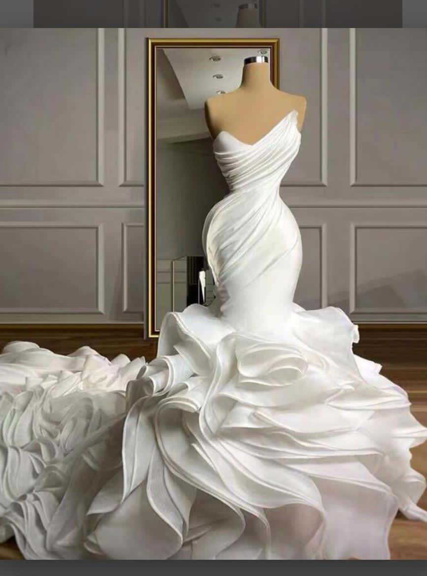 Robe de mariée sirène époustouflante sans bretelles en organza à volants superposés avec passepoil