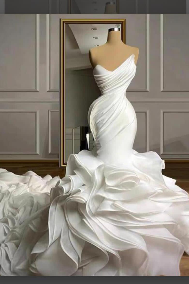 Robe de mariée sirène époustouflante sans bretelles en organza à volants superposés avec passepoil