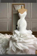 Robe de mariée sirène époustouflante sans bretelles en organza à volants superposés avec passepoil