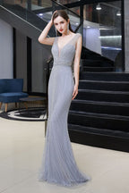 Robe de soirée sirène argentée moulante à perles, sans manches, col en V profond et élégante