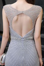 Robe de soirée sirène argentée moulante à perles, sans manches, col en V profond et élégante