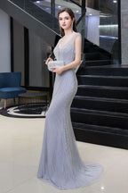 Robe de soirée sirène argentée moulante à perles, sans manches, col en V profond et élégante