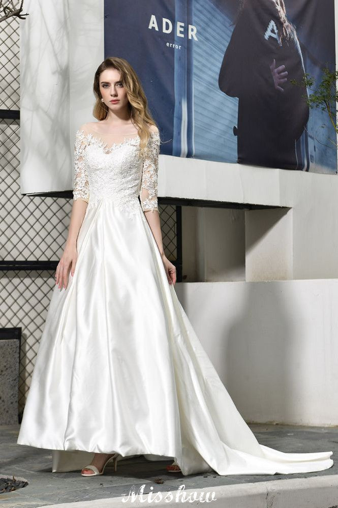 Elegante vestido de novia de satén con apliques de encaje, media manga y corte en A, largo hasta el suelo.