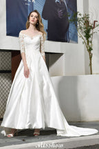 Elegante vestido de novia de satén con apliques de encaje, media manga y corte en A, largo hasta el suelo.