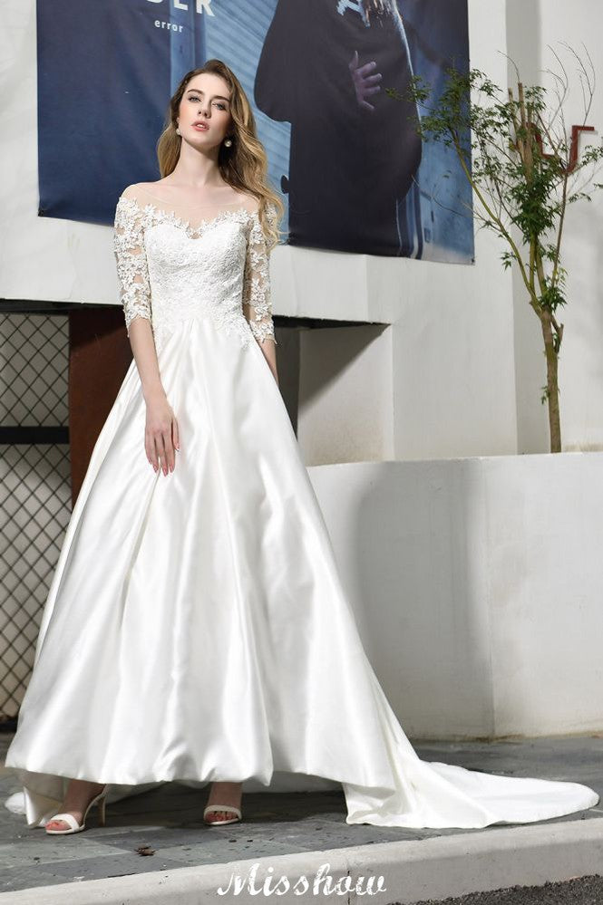 Elegante vestido de novia de satén con apliques de encaje, media manga y corte en A, largo hasta el suelo.
