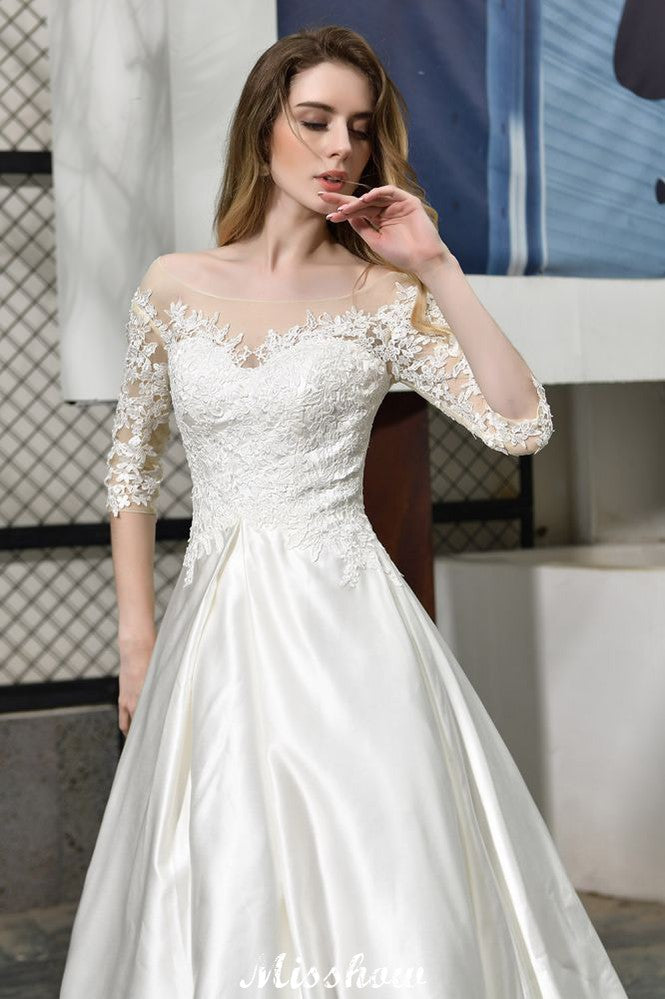 Elegante vestido de novia de satén con apliques de encaje, media manga y corte en A, largo hasta el suelo.