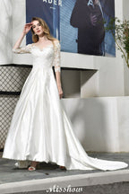 Elegante vestido de novia de satén con apliques de encaje, media manga y corte en A, largo hasta el suelo.