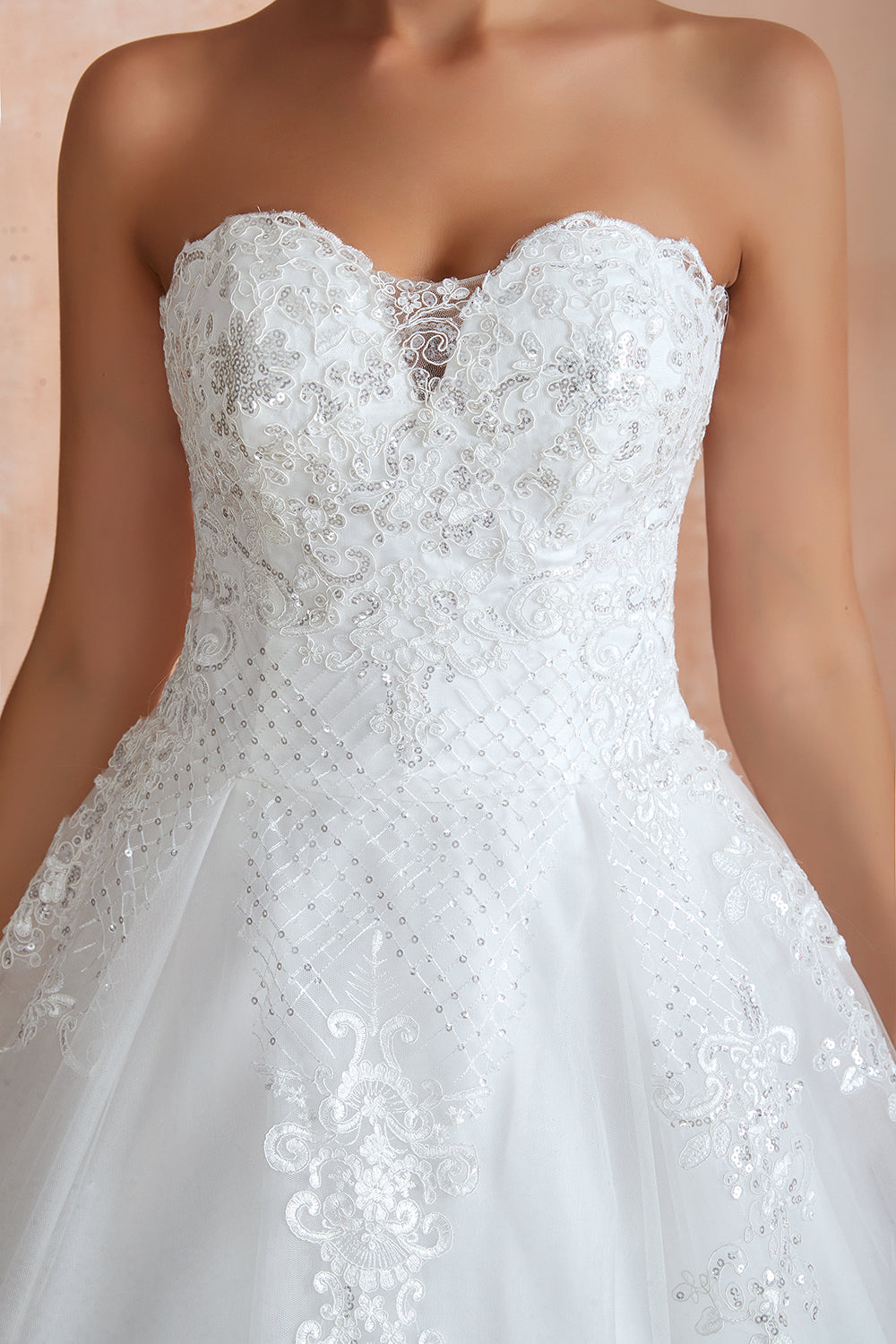 Elegante vestido de novia largo de tul con apliques y corte en A sin tirantes