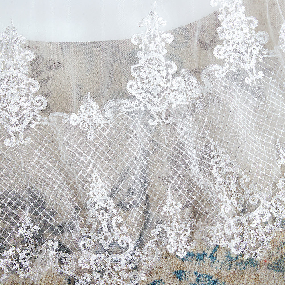 Elegante vestido de novia largo de tul con apliques y corte en A sin tirantes