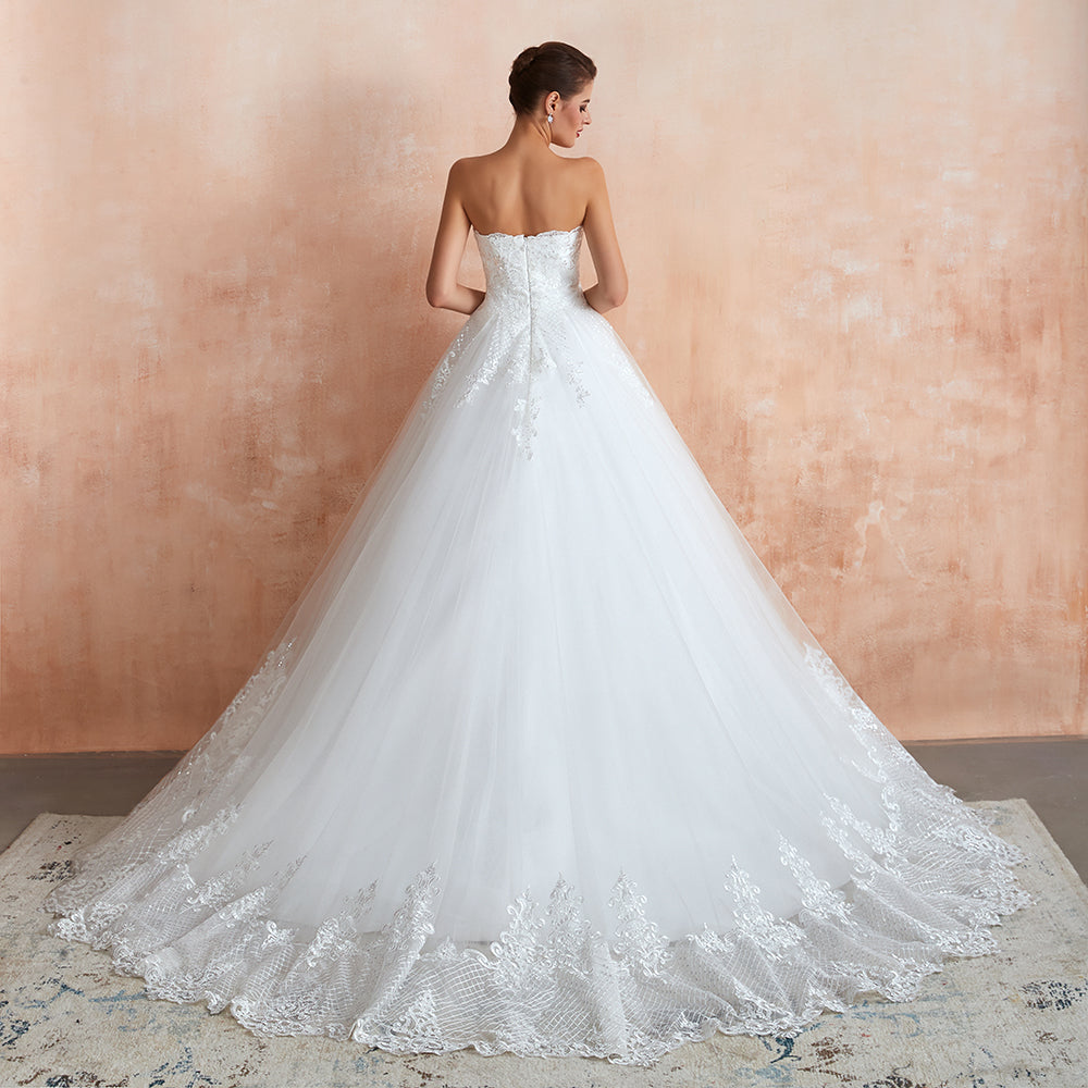 Elegante vestido de novia largo de tul con apliques y corte en A sin tirantes