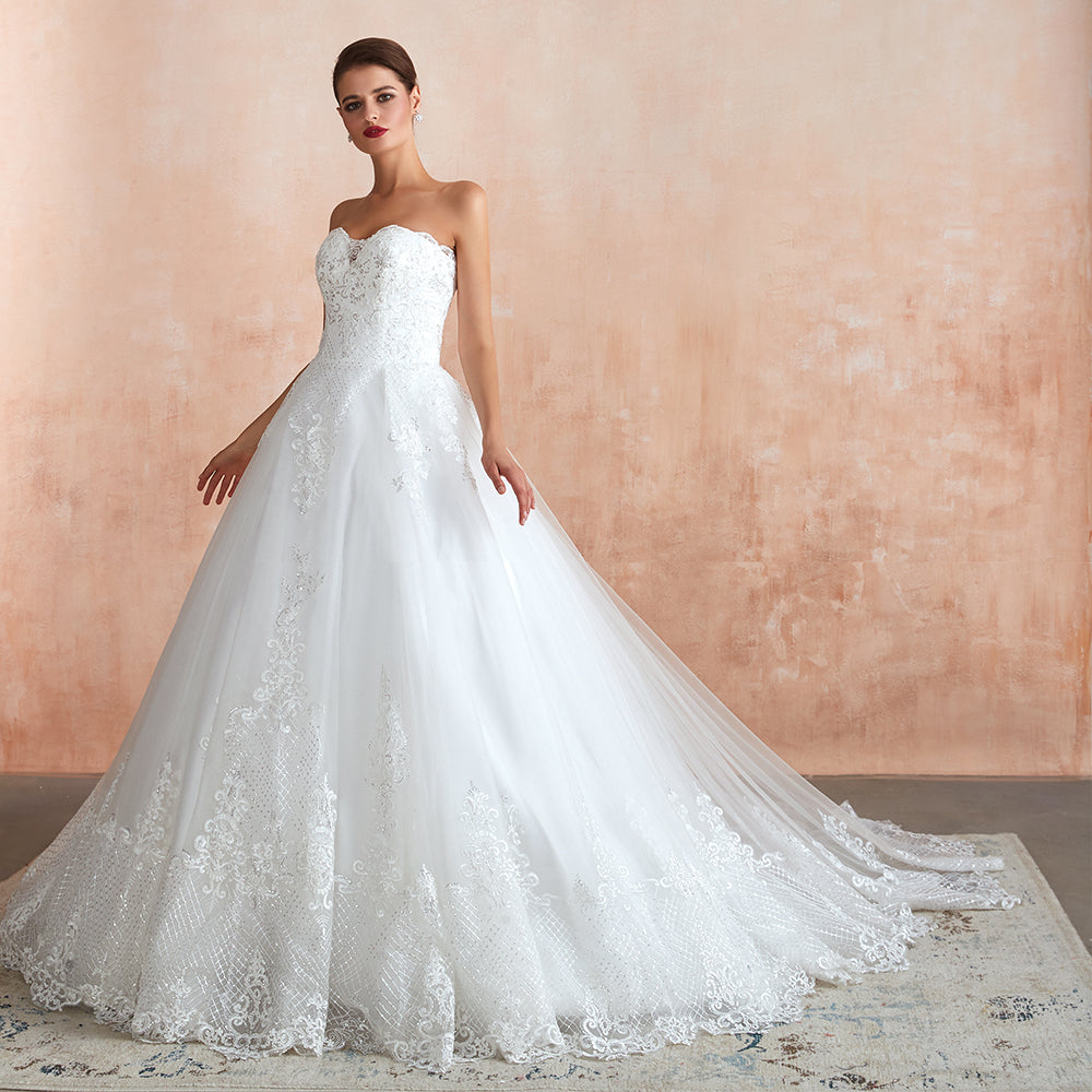 Elegante vestido de novia largo de tul con apliques y corte en A sin tirantes