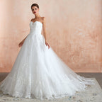 Elegante vestido de novia largo de tul con apliques y corte en A sin tirantes